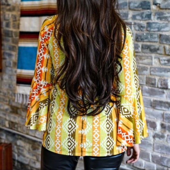 •L&B Side-Knot Aztec Bell Sleeve Twist Top• - Picture 4 of 9